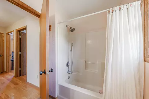 Bath - w6108 Long Court, Appleton, WI 54914 photo 5 of 5