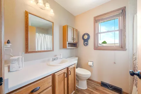 Bath - w6108 Long Court, Appleton, WI 54914 photo 2 of 5