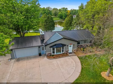 201 Lakeside Dr, Clintonville, WI 54929