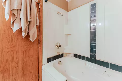 Bath - 727 Telulah Ave, Appleton, WI 54915 photo 2 of 5