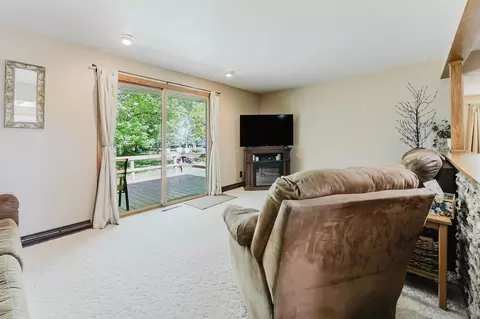 Living - 727 Telulah Ave, Appleton, WI 54915 photo 2 of 4