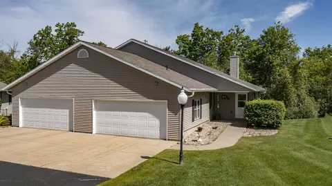 232 Prairie View Ct, Waupaca, WI 54981