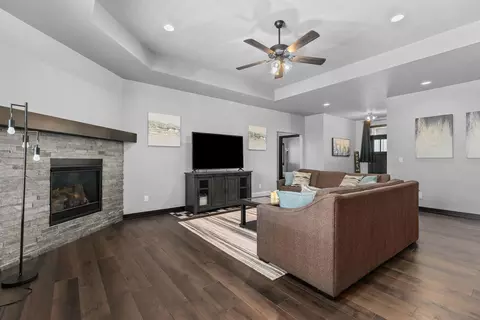 Living - 3007 Winnegamie Dr, Appleton, WI 54914 photo 4 of 6