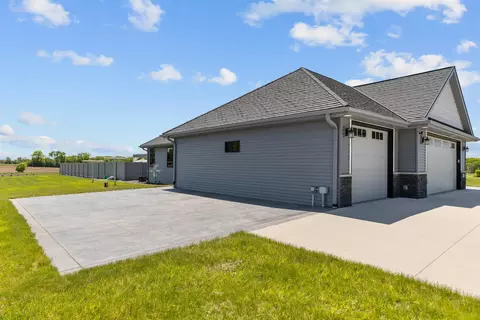 Exterior - 3007 Winnegamie Dr, Appleton, WI 54914 photo 9 of 20