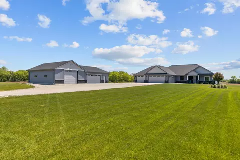Exterior - 3007 Winnegamie Dr, Appleton, WI 54914 photo 7 of 20