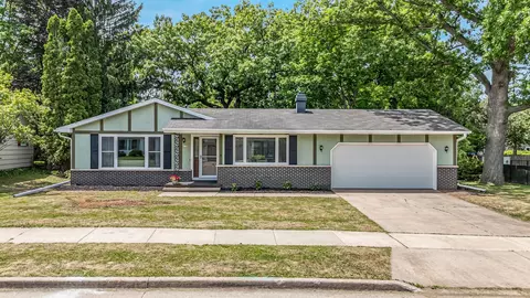 1735 Arlington Dr, Oshkosh, WI 54904