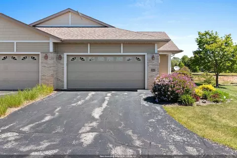 1942 Ravenswood Ln, Manitowoc, WI 54220