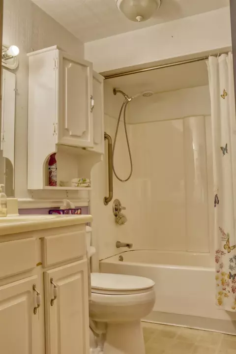 Bath - 921 W Weiland Ave, Appleton, WI 54914 photo 3 of 3