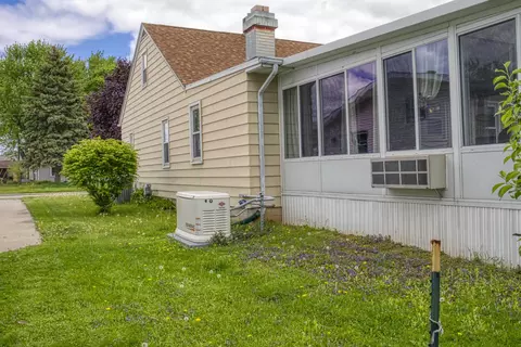 Exterior - 921 W Weiland Ave, Appleton, WI 54914 photo 3 of 4