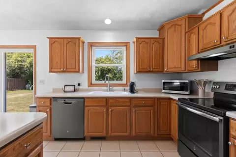 Kitchen - w6034 Paige Way, Appleton, WI 54915 photo 4 of 5
