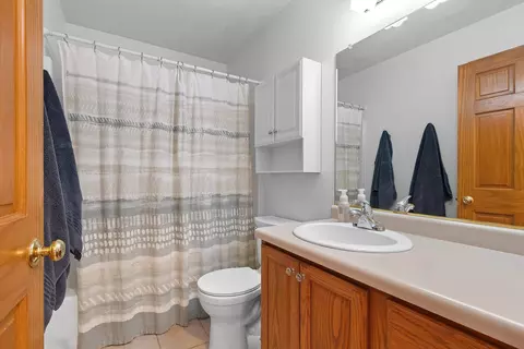 Bath - w6034 Paige Way, Appleton, WI 54915 photo 2 of 4