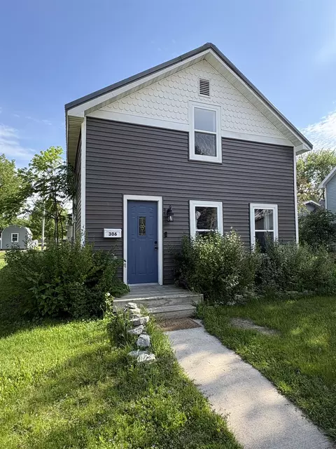 306 2nd St, Oconto, WI 54153