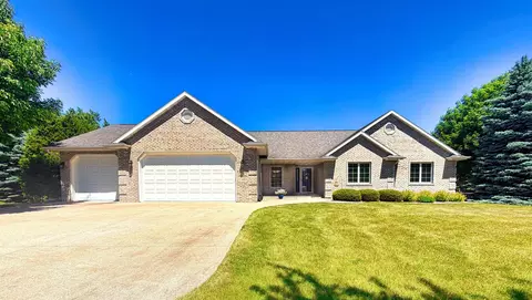 74 Stonefield Ct, Oshkosh, WI 54902
