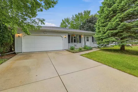 836 Meadowbrook Ln, Fond Du Lac, WI 54935
