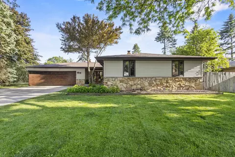 1731 Oakridge Ct, Menasha, WI 54952