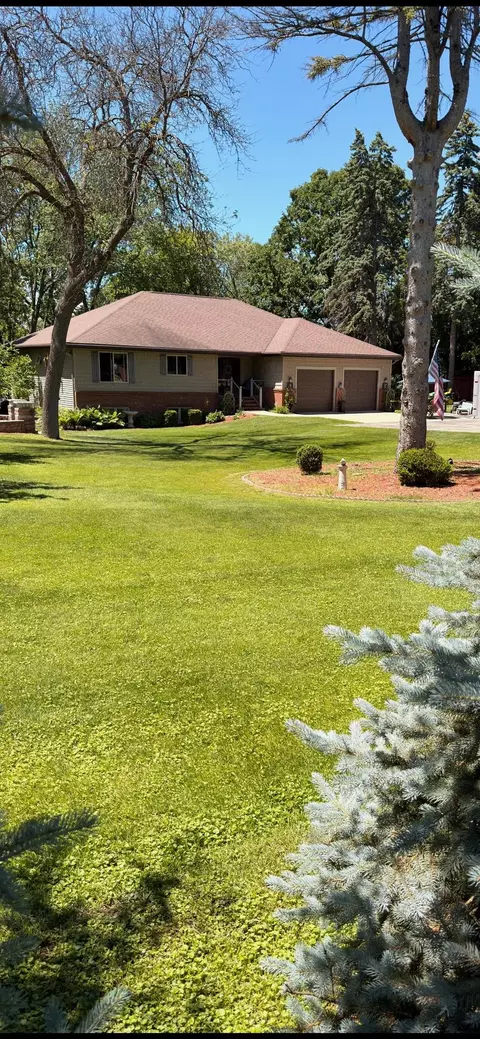 Exterior - 11 Kools Ct, Appleton, WI 54914 photo 2 of 11