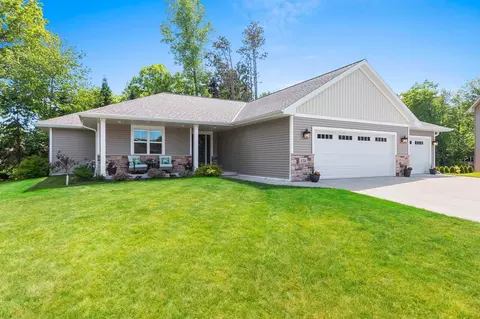 2731 Crestwood Springs Ct, Green Bay, WI 54304