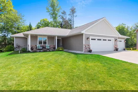 2731 Crestwood Springs Ct, Green Bay, WI 54304