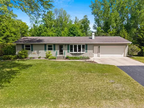 204 W Highland Dr, Oconto Falls, WI 54154
