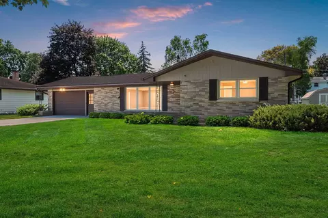 917 Myrtle Ln, Green Bay, WI 54304