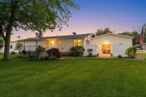 104 W Baehr St, Cecil, WI 54111