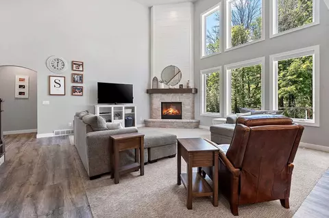 Living - w4269 Rose Tree Drive, Appleton, WI 54913 photo 2 of 7