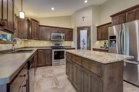 Kitchen - 4800 N Indigo Ln, Appleton, WI 54913 photo 3 of 3