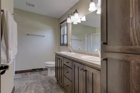Bath - 4800 N Indigo Ln, Appleton, WI 54913 photo 2 of 2