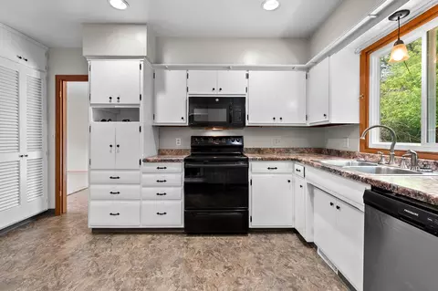 Kitchen - 1618 S Riverdale Dr, Appleton, WI 54914 photo 2 of 3