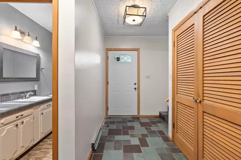 Entry Way - 1618 S Riverdale Dr, Appleton, WI 54914 photo 4 of 5