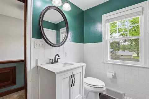 Bath - 821 S Weimar St, Appleton, WI 54915 photo 3 of 3