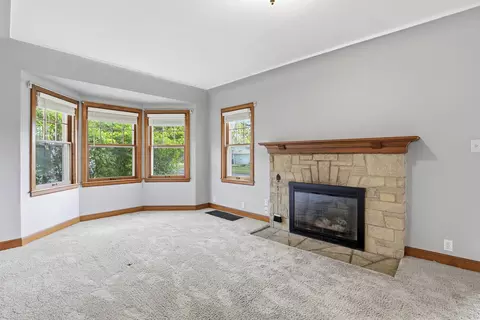 Living - 821 S Weimar St, Appleton, WI 54915 photo 2 of 4
