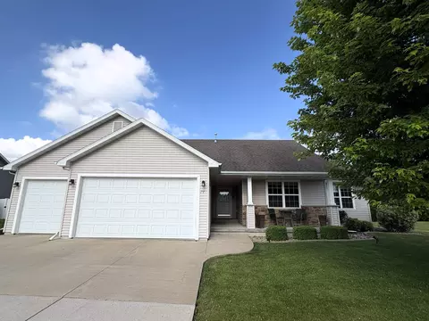 1578 Lone Oak Dr, Neenah, WI 54956