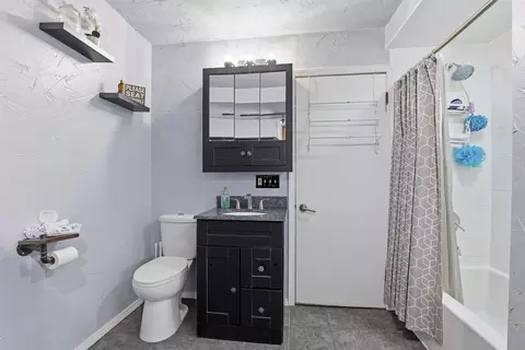 Bath - 709 E Goodall St, Appleton, WI 54915 photo 1 of 1