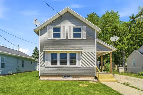 Exterior - 1014 W Kamps Ave, Appleton, WI 54914 photo 2 of 12
