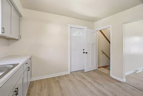 Entry Way - 1014 W Kamps Ave, Appleton, WI 54914 photo 4 of 7