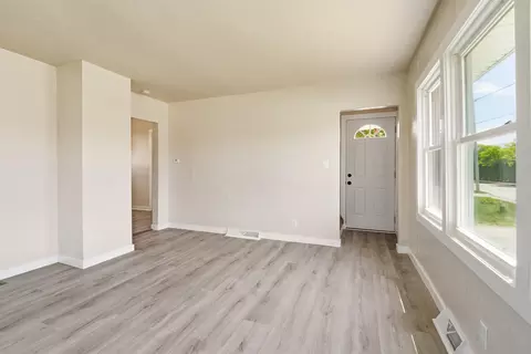 Living - 1014 W Kamps Ave, Appleton, WI 54914 photo 2 of 3