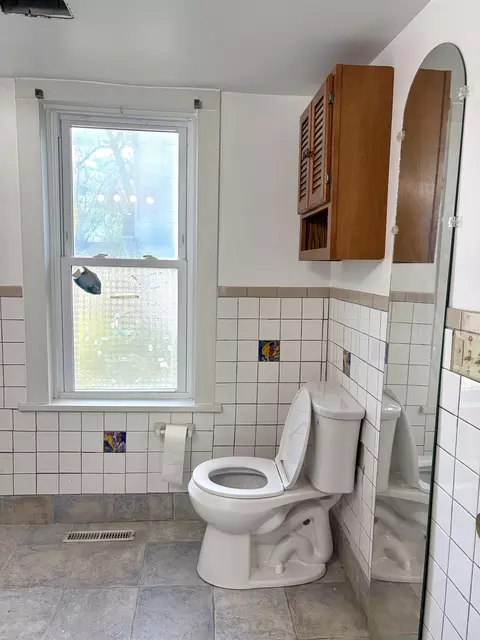 Bath - 829 W Grant St, Appleton, WI 54914 photo 3 of 3