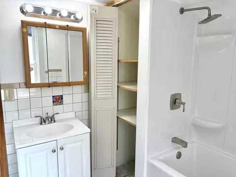 Bath - 829 W Grant St, Appleton, WI 54914 photo 2 of 3