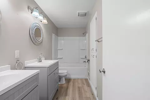 Bath - 637 E Wilson Ave, Appleton, WI 54915 photo 1 of 2