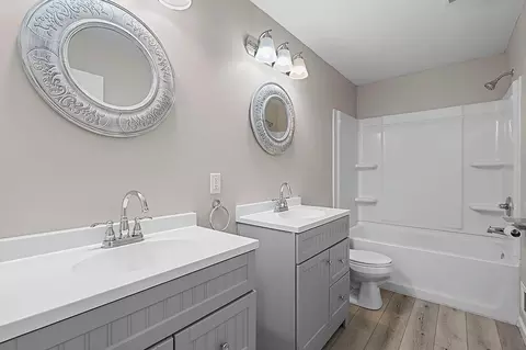 Bath - 637 E Wilson Ave, Appleton, WI 54915 photo 2 of 2