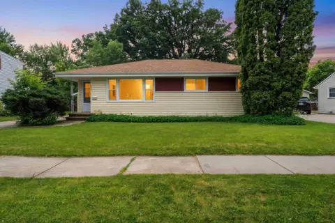 Exterior - 637 E Wilson Ave, Appleton, WI 54915 photo 4 of 10