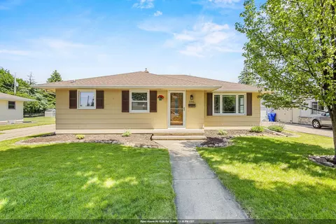 2700 N Lillian Ct, Appleton, WI 54911