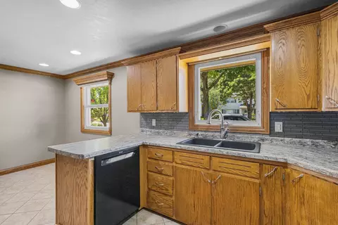 Kitchen - 2700 N Lillian Ct, Appleton, WI 54911 photo 4 of 5