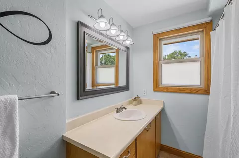 Bath - 2700 N Lillian Ct, Appleton, WI 54911 photo 1 of 2