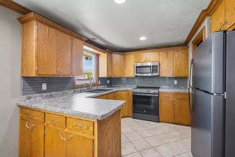 Kitchen - 2700 N Lillian Ct, Appleton, WI 54911 photo 2 of 5