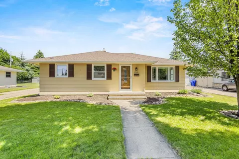 2700 N Lillian Ct, Appleton, WI 54911