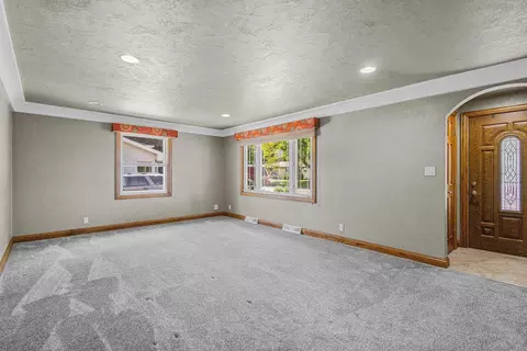 Living - 2700 N Lillian Ct, Appleton, WI 54911 photo 2 of 5