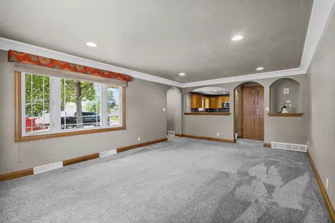 Living - 2700 N Lillian Ct, Appleton, WI 54911 photo 4 of 5