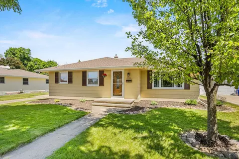 Exterior - 2700 N Lillian Ct, Appleton, WI 54911 photo 2 of 12